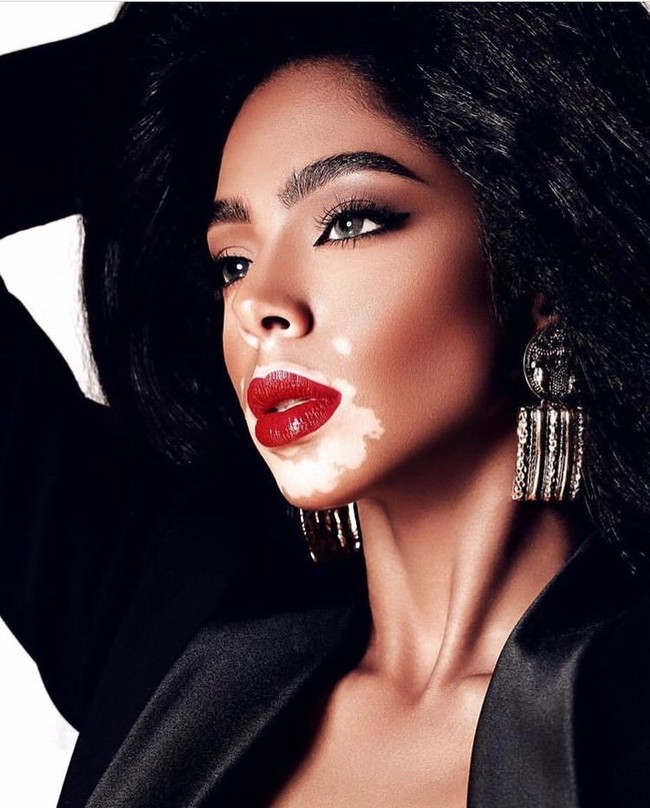 Setelah menjadi model sampul majalah Vogue, Shahad yang juga populer di Instagram dengan followers lebih dari 75 ribu itu berharap bisa menjadi inspirasi. Aku sekarang merasa aku ternyata bisa menginspirasi wanita dari negara lain, katanya. Foto: Instagram @5sunshine1, Vogue Arabia