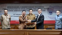 Hadir dalam acara tersebut Direktur Produksi PT Krakatau Steel (Persero) Tbk Djoko Muljono, Direktur Pengembangan Usaha PT Krakatau Steel (Persero) Tbk Melati Sarnita, Direktur Utama PT Krakatau Tirta Industri Agus Nizar Vidiansyah, Direktur Utama PT Krakatau Steel (Persero) Tbk Silmy Karim, Human Resources & Corporate Affairs Director PT Chandra Asri Petrochemical Tbk Suryandi, dan Monomer Feedstock Director PT Chandra Asri Petrochemical Tbk Ruly Aryawan saat menandatangani nota kesepahaman bersama untuk mendirikan proyek pemanfaatan air laut. Foto: dok. Krakatau Steel