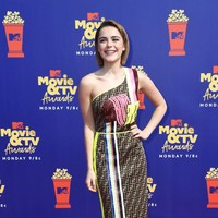 Bintang serial Netflix Chiling Adventures of Sabrina Kiernan Shipka datang dengan Fendi head to toe. Gaunnya penuh dengan logo monogram Fendi yang dihiasi aksen geometris yang bernuansa retro. Potongan bahu yang bahu tetap mengakomodasi gayanya yang seksi. Sebuah gaya yang menyegarkan di tengah dominasi gaun hitam. (Foto: Frazer Harrison/Getty Images for MTV)