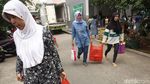 Antusias Warga Berburu Sembako Murah di Rusun Tambora