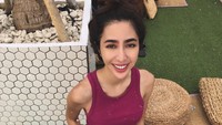 Second runnder up Miss Grand International 2018 ini sedang berlibur. Momennya makin seru sambil menyeruput es kelapa segar. Foto: Instagram nadiapurwoko