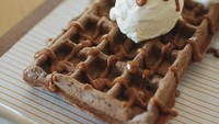 Woodpecker Coffee di bilangan Panglima Polim mengusung konsep kopi dan waffle sebagai menu andalannya. Kreasi terbaru mereka adalah Cheesy Toblerone Waffle yang paling pas dinikmati dengan secangkir kopi hangat. Foto: Instagram woodpeckerjkt