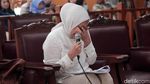 Hiks! Ratna Sarumpaet Teteskan Air Mata di Sidang Pledoi