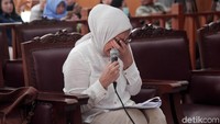 Ia membacakan pledoi sambil menangis.