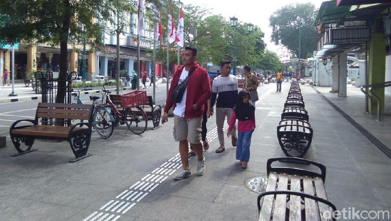 Suara Hati PKL Saat Uji Coba Malioboro Bebas Kendaraan Bermotor Suara Hati PKL Saat Uji Coba Malioboro Bebas Kendaraan Bermotor