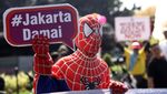 Spider Man Hingga Gatotkaca Demo di Patung Kuda