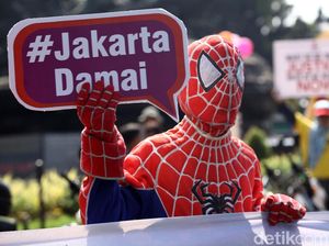 Spider Man Hingga Gatotkaca Demo di Patung Kuda