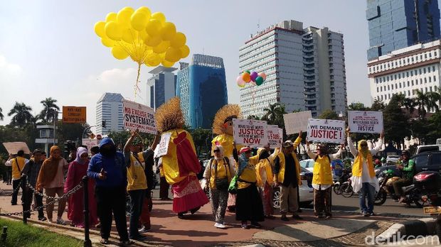 Pakai Spanduk Berbahasa Inggris, Massa Aksi Kawal MK Tiba di Patung Kuda