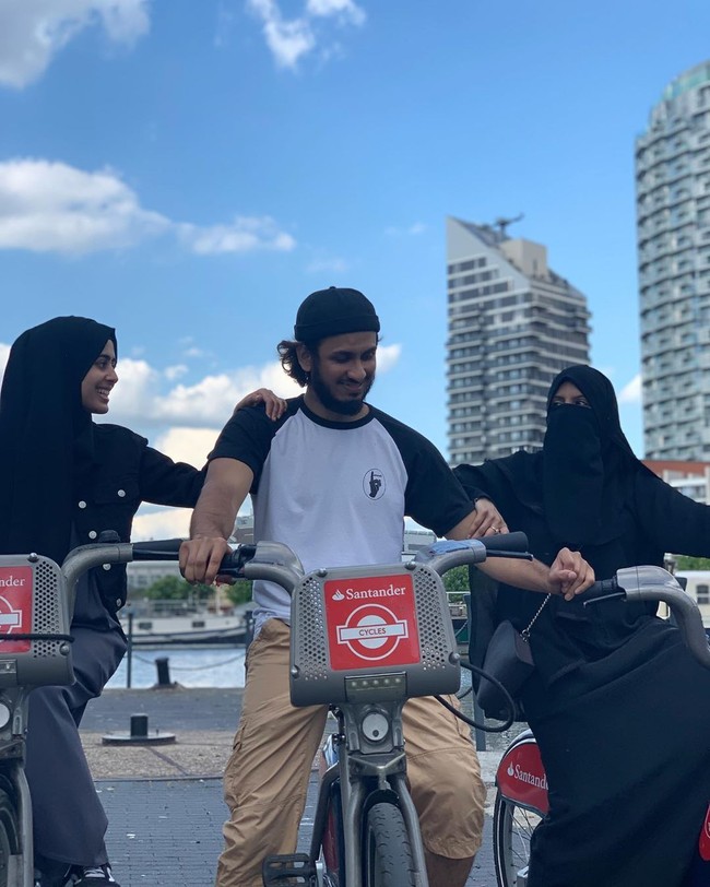 Abu Abdullah Hasnat juga pernah memamerkan kebersamaannya dengan dua istrinya. May Allah allow me to reach the gates of Jannah with both of them by my side. AMEEN, tulisnya pada keterangan foto. Foto: Instagram @ummxabdullah