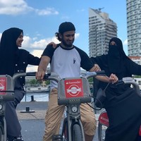 Abu Abdullah Hasnat juga pernah memamerkan kebersamaannya dengan dua istrinya. May Allah allow me to reach the gates of Jannah with both of them by my side. AMEEN, tulisnya pada keterangan foto. Foto: Instagram @ummxabdullah