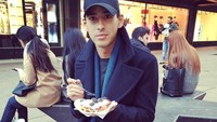 Meski terlahir dalam keluarga bangsawan, tapi pangeran yang satu ini sering menikmati waktunya menyantap makanan yang ada di pinggir jalan lho. Foto: Instagram @tunku_abdul_rahman