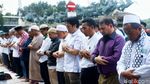 Potret Massa Salat Ashar Berjamaah di Depan Patung Kuda