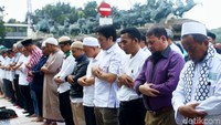 Salat berjamaah itu digelar sebelum massa meninggalkan kawasan Patung Kuda.  