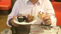 Wah meski sibuk dengan pekerjaannya, Khan tetap menyempatkan untukmemanjakan diri. Ia asyik menikmati sepiring penuh dessert dan es krim. Foto: instagram @sadiq