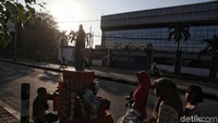 Pengunjung tak usah khawatir akan kelaparan atau kehausan. Di kawasan danau dapat ditemui pedagang kaki lima yang menjajakan makanan maupun minuman. 