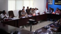 Tampak hadir dalam pertemuan itu seperti Wakil Ketua KPK, Alexander Marwata, Jaksa Agung Muda Pidana Khusus (Jampidsus) Adi Toegarisman dan Itwil II Irwasum Polri, Brigjen Bedjo Sulaksono.