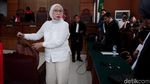 Hiks! Ratna Sarumpaet Teteskan Air Mata di Sidang Pledoi