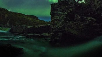 Karya fotografer Alexander Stepanenko mengabadikan cahaya Aurora yang megah yang menyerupai burung dengan bentangan sayapnya yang berlokasi di stasiun hidroeletrik militer yang telah hancur. Selama bertahun-tahun fotografer terus mengunjungi lokasi ini, hingga pada bulan September 2018 fotografer berhasil menangkap gambar ini. (Foto: Astronomy Photographer 2019)