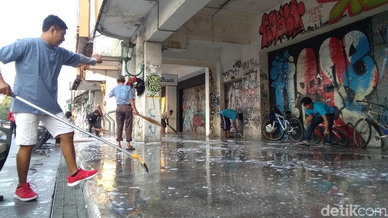 Malioboro Jadi Lengang, Para Pedagang Manfaatkan untuk Kerja Bakti Malioboro Jadi Lengang, Para Pedagang Manfaatkan untuk Kerja Bakti
