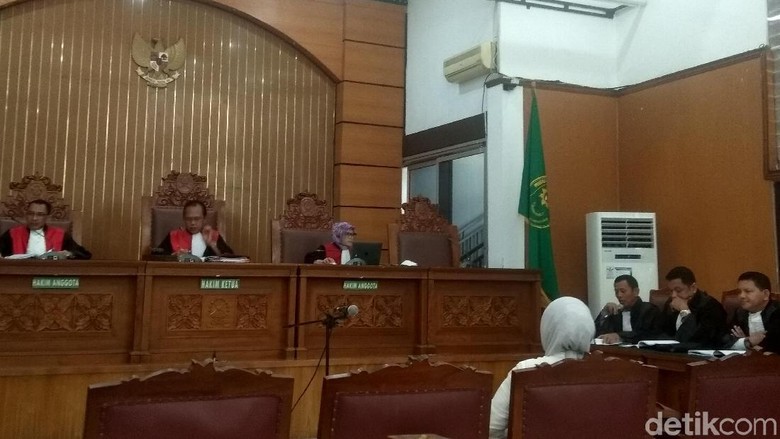 Baca Pleidoi, Pengacara Ratna Singgung Persaingan Politik Pilpres Baca Pleidoi, Pengacara Ratna Singgung Persaingan Politik Pilpres