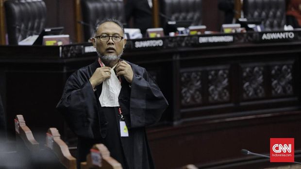 Ketua tim hukum paslon 02 Bambang Widjojanto hendak diusir Hakim Konstitusi Arief Hidayat karena menginterupsi dialog hakim dan saksi.