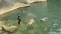 Panorama kolam purba Sanghyang Heleut. Kolam berwarna hijau toska yang dikelilingi batuan purba menambah kesan eksotis wisata geotrek Karst Rajamandala. (Yudha Maulana/detikcom)