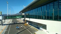 Desain bangunan bandara tampak modern. 
