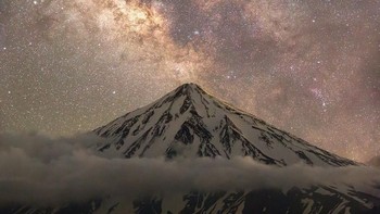 Pemandangan memukau menampilkan milky way terletak di gunung berapi Damavand, Iran. Gunung Damavand adalah gunung tertinggi di Timur Tengah dan gunung berapi tertinggi di Asia. Bagi fotografer Majid Ghohroodi ini adalah tempat pendakian untuk dapat mencapai ketenangan. (Foto: Astronomy Photographer 2019)