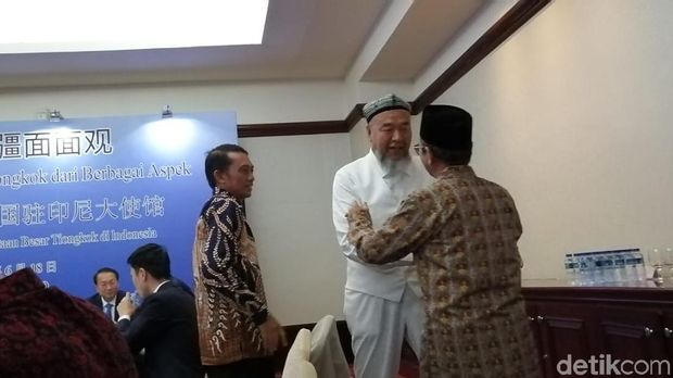 Abudurekefu Tumuniyazi bercengkrama dengan delegasi Ri yang sempat mengunjungi Xinjiang