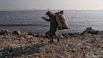 Potret Muram Sampah Plastik Kepung Pantai Jakarta