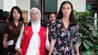 Atiqah Hasiholan mendampingi sang ibunda Ratna Sarumpaet untuk menjalani sidang lanjutan terkait kasus hoax penganiayaan di Pengadilan Negeri (PN) Jakarta Selatan, Jakarta, Selasa (18/6/2019).