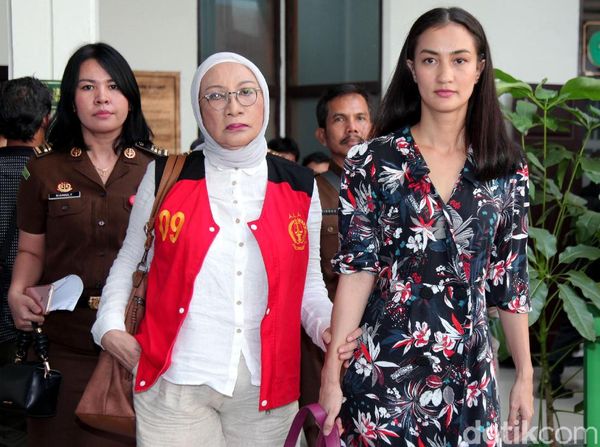 Pesona Atiqah Hasiholan di Sidang Lanjutan Ratna Sarumpaet
