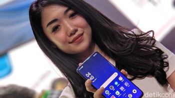 Layar Oppo Reno berukuran 6,4 inch, sementara Oppo Reno 10x Zoom berukuran 6,6 inch. Foto: Adi Fida Rahman/detikINET