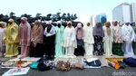 Potret Massa Salat Ashar Berjamaah di Depan Patung Kuda