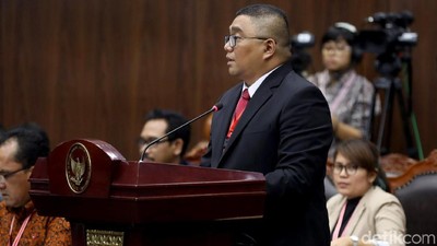 Nyentrik! Begini Gaya Rambut Fritz Edward di Sidang Sengketa Pilpres