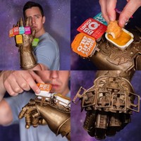 Matt menciptakan sarung tangan Thanos yang alih-alih isinya Infinity Stones, tapi justru bisa dipakai untuk menaruh enam jenis saus makanan. Memang kelihatannya tidak penting, tapi alangkah menyenangkan bisa mencoba saus makanan berbeda dalam satu tempat. Foto: Instagram/@unnecessaryinventions
