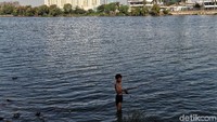 Selain bermain air, pengunjung yang suka memancing juga bisa menyalurkan hobinya di danau tersebut.