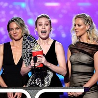 Aktris Brie Larson menyabet sebuah penghargaan di MTV Movie and TV Awards 2019. Aksinya bertarung di film Captain Marvel menang di kategori Best Fight. (Foto: Kevin Winter/Getty Images for MTV)