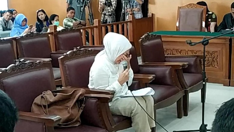 Sambil Menangis, Ratna Sarumpaet Baca Pleidoi Sambil Menangis, Ratna Sarumpaet Baca Pleidoi