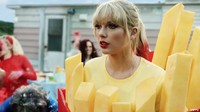 Ekspresi Taylor saat melihat Katy Perry. Dok. YouTube/Taylor Swift