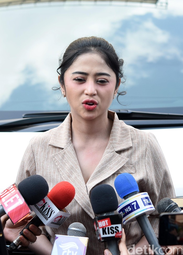 Dewi Perssik Dewi Perssik dan sang suami saat ditemui di studio Trans TV.