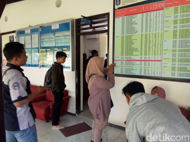 Calon Murid Baru di Kediri Kebingungan dengan Sistem Zonasi Calon Murid Baru di Kediri Kebingungan dengan Sistem Zonasi