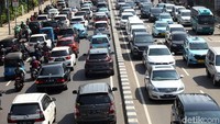 Kemacetan dua arah nampak terjadi di sejumlah ruas jalan di ibu kota Jakarta, Selasa (18/6/2019).