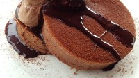Delimmo adalah kafe dessert populer dari Tokyo, Jepang. Kafe ini punya pancake cokelat yang sayang dilewatkan. Namanya Black Dandy dengan paduan whipped cream cokelat, es krim cokelat, dan sirup cokelat. Sentuhan akhirnya, bubuk cokelat! Foto: dok. detikFood