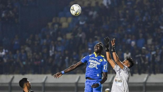 Ezechiel N'Douassel jadi sorotan bek Persebaya.