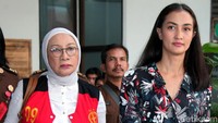 Sesekali Atiqah tersenyum menanggapi pertanyaan awak media saat mendampingi sang ibunda Ratna Sarumpaet memasuki ruang sidang di PN Jakarta Selatan.