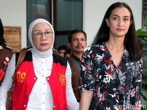 Senyum Semangat Atiqah Hasiholan Sambut Kebebasan Ratna Sarumpaet