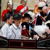 Mereka kemudian tampil dengan iring-iringan kereta kuda. Tampak Ratu Letizia duduk bersama Kate Middleton beserta pasangan mereka masing-masing.  Foto: Getty Images