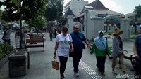 Para pejalan kaki setelah memarkirkan kendaraannya bisa berjalan-jalan di trotoar sekitar Malioboro.