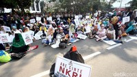 Massa yang didominasi emak-emak itu berkumpul di kawasan Patung Kuda, Jakarta, untuk melakukan aksi mengawal sidang sengketa Pilpres 2019 yang diselenggarakan di Mahkamah Konstitusi (MK).
